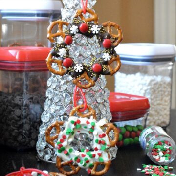 Christmas Wreath Candy Edible Christmas Pretzel Treat. SHowm hanging with a licorace strink on a crystal Christmas tree. A Christmas craft for kids they can eat!