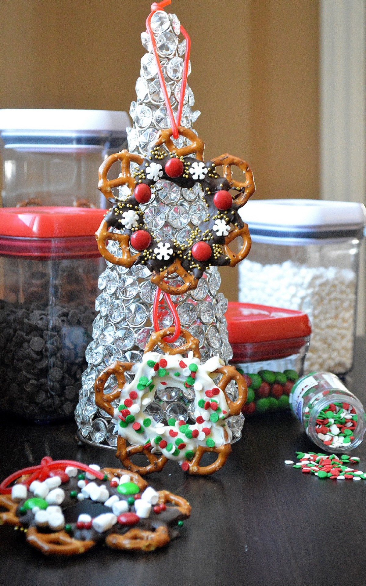 Christmas Pretzel Candy Wreaths. A fun Christmas craft for kids they can eat! and gift! 