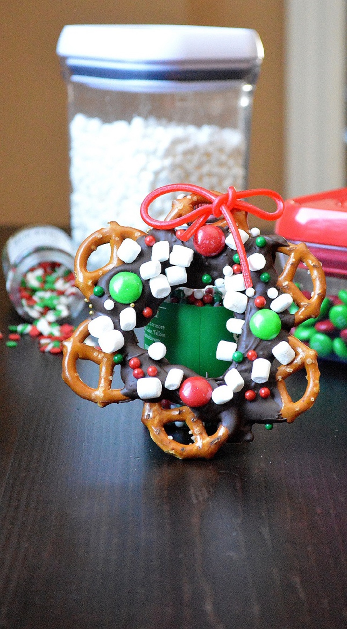 Christmas Pretzel Candy Wreaths. A fun Christmas craft for kids they can eat! and gift! 