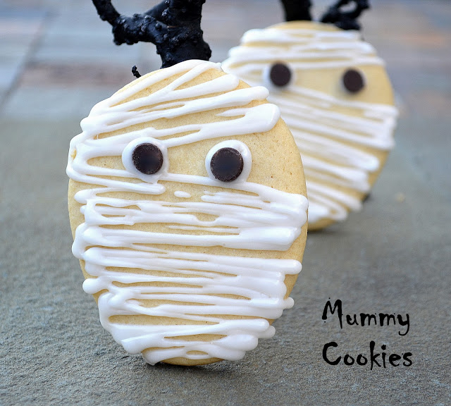 Mummy Cookies - These easy Mummy Cookies are made with sugar cookies, a bit of white icing for bandages and chocolate chips for eyes!