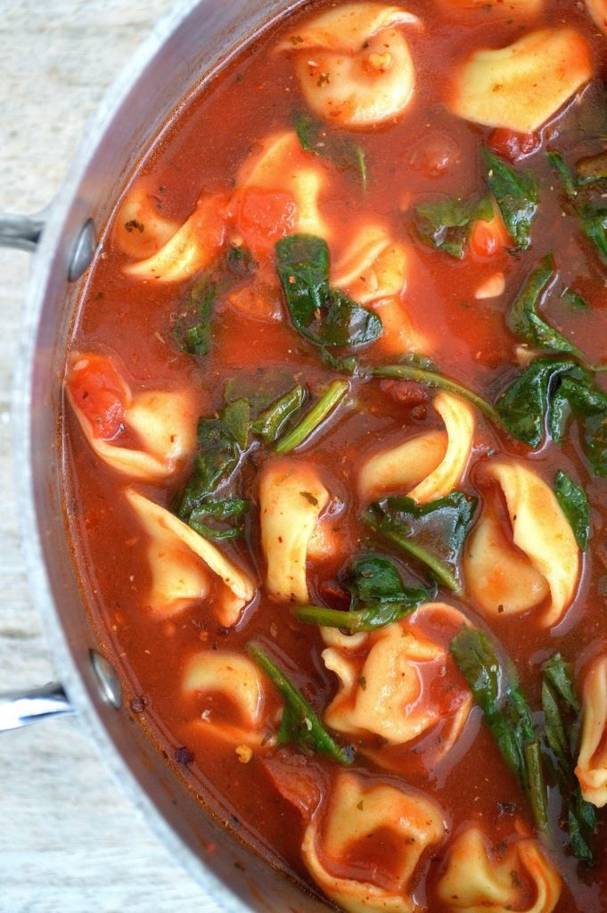 Amazing Garlic Spinach Tortellini Soup