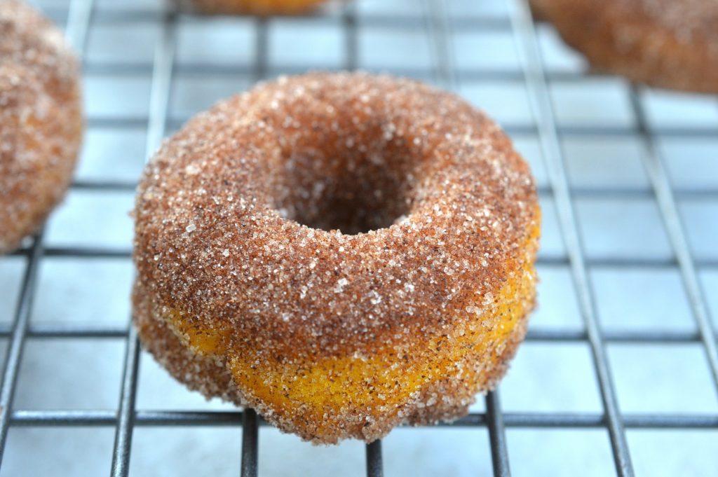 Baked Pumpkin Donuts with Cinnamon & Sugar. Mini Pumpkin Donut recipe 