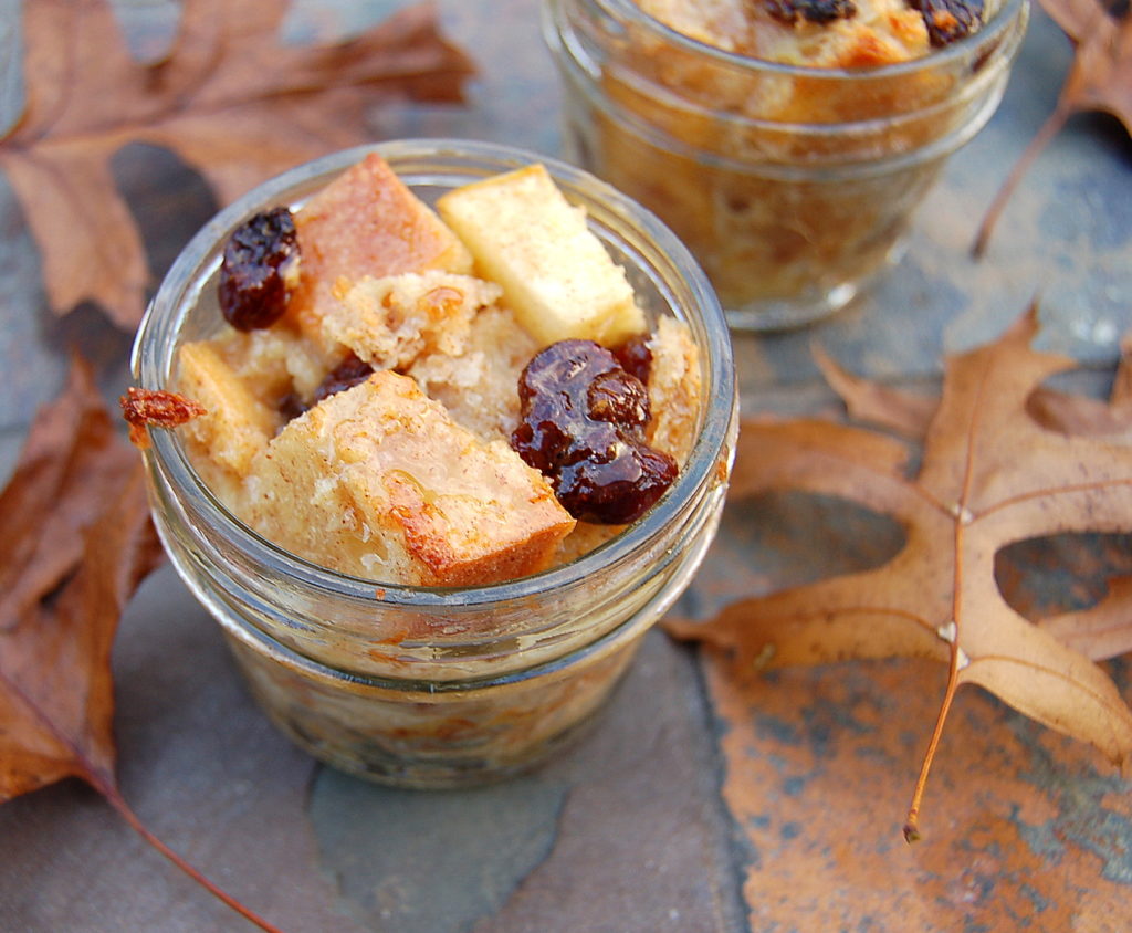 Mini Apple Raisin Bread Pudding con una salsa al whiskey