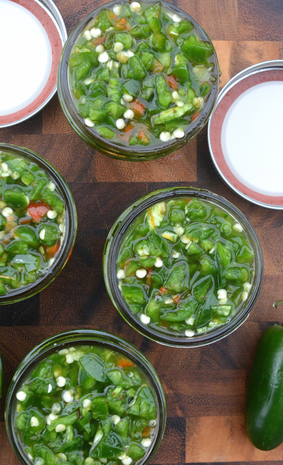 Relish de jalapeno faite par marinage rapide, prête en une nuit et dure des semaines. Fait un grand cadeau alimentaire ! 