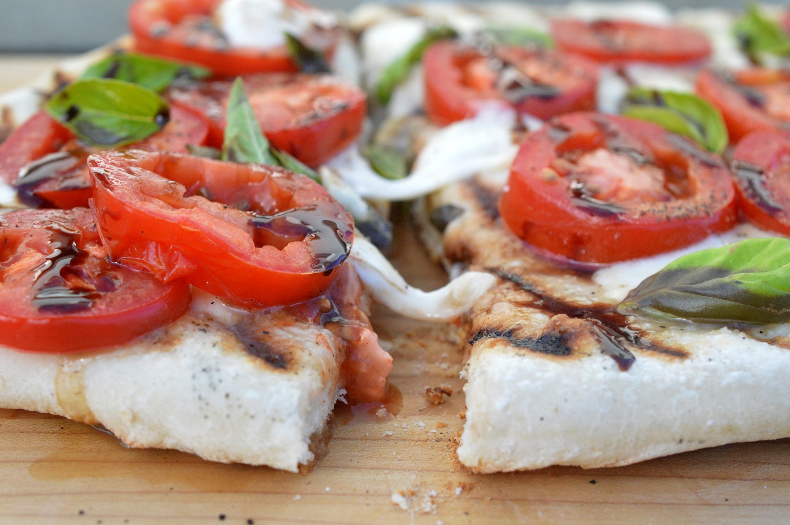 Caprese Pizza On The Grill 