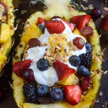 Stuffed Pineapple Yogurt Parfait, this is the best breakfast recipe! It's so delicious! Yogurt, fruit, granola and more in a pineapple bowl.