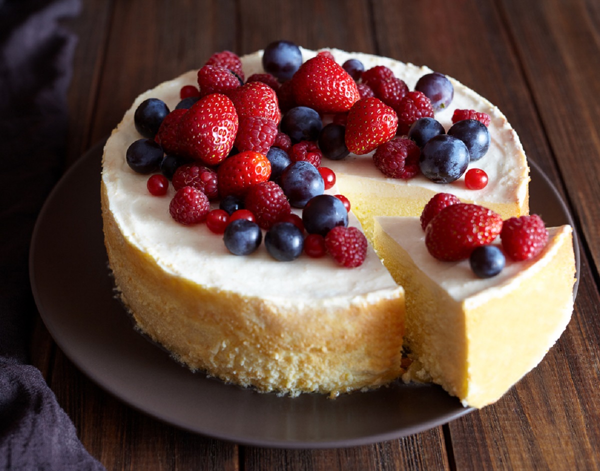 Ways to top a cheesecake. Top a cheesecake with fresh fruit