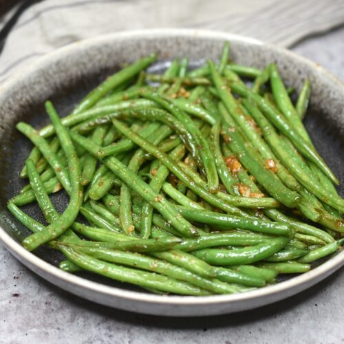Cast Iron Skillet Green Beans {super easy recipe}