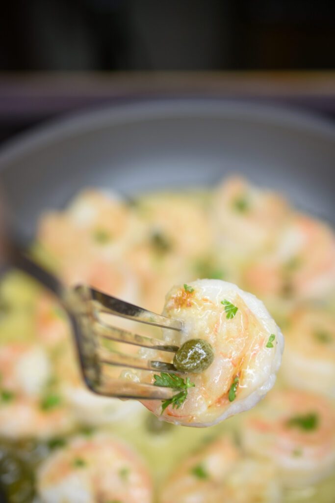 AMAZING and easy 10 minute Lemon Garlic Shrimp Recipe. Prefect for when cooking for 2 or 22!
